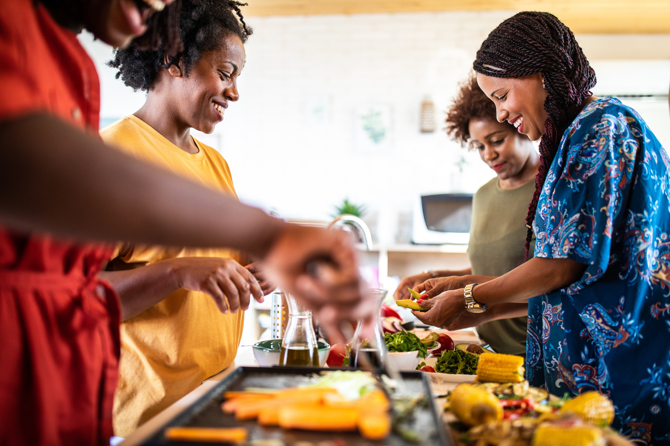 African women preparing food